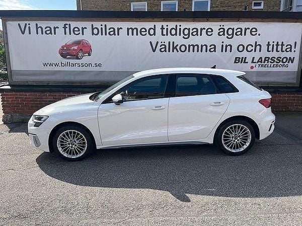 Vit Begagnad 2023 Audi A3 Sportback Comfort Halvkombi | 217 000 kr (Marknadspris) - Bild 1/4
