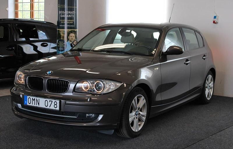 Brun Begagnad 2009 BMW 118 Advantage Halvkombi | 79 900 kr - Bild 1/4