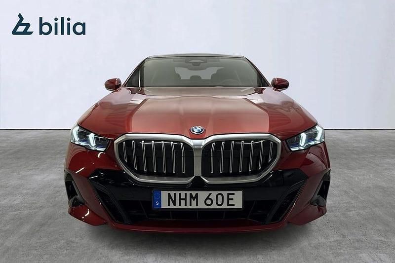 Begagnad BMW 550 M Sport 496 HK (364 kW) 2024 Röd Sedan
