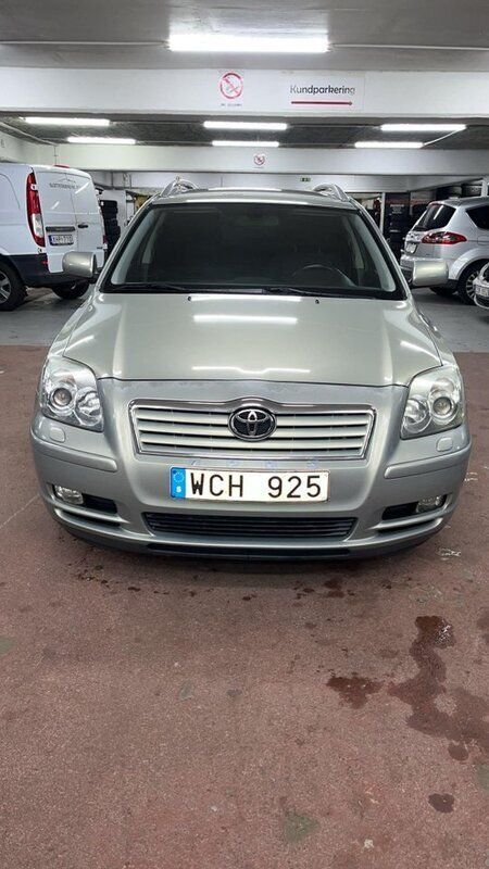 Grön Begagnad 2004 Toyota Avensis Kombi | 29 900 kr (Marknadspris) - Bild 1/4