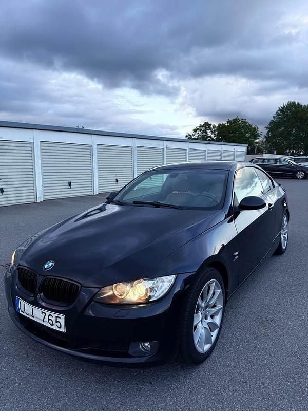 Svart Begagnad 2009 BMW 320 Comfort Edition Sportkupé | 90 000 kr (Marknadspris) - Bild 1/4
