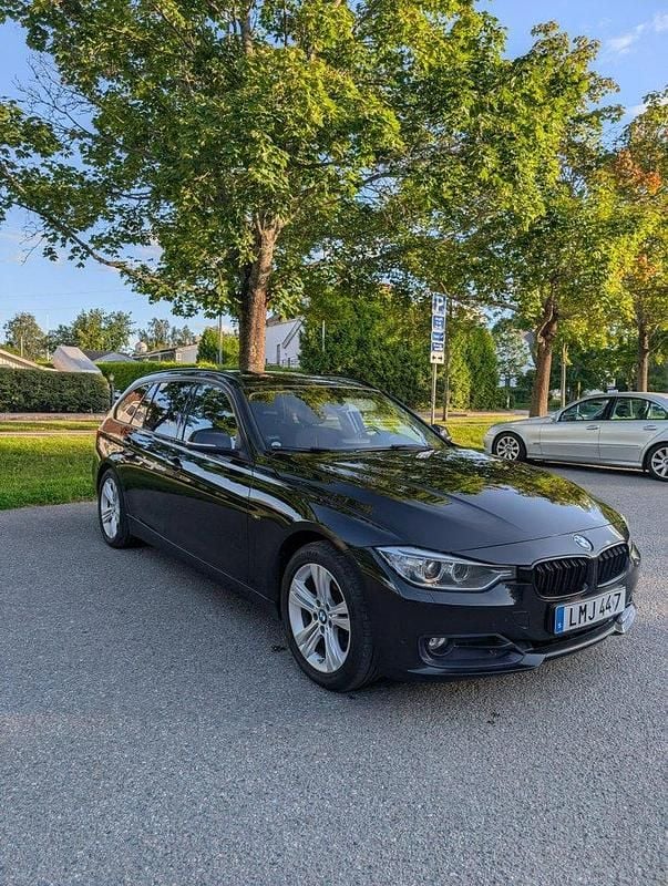 Svart Begagnad 2014 BMW 318 Sport Line Kombi | 100 000 kr (Bra pris) - Bild 1/4