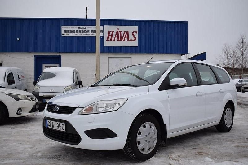 Begagnad Ford Focus Trend 101 HK (74 kW) 2010 Vit Kombi