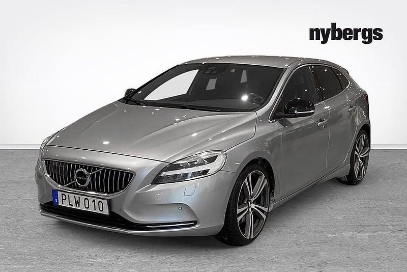 Silver Begagnad 2017 Volvo V40 Business Edition Halvkombi | 189 000 kr (Marknadspris) - Bild 1/4