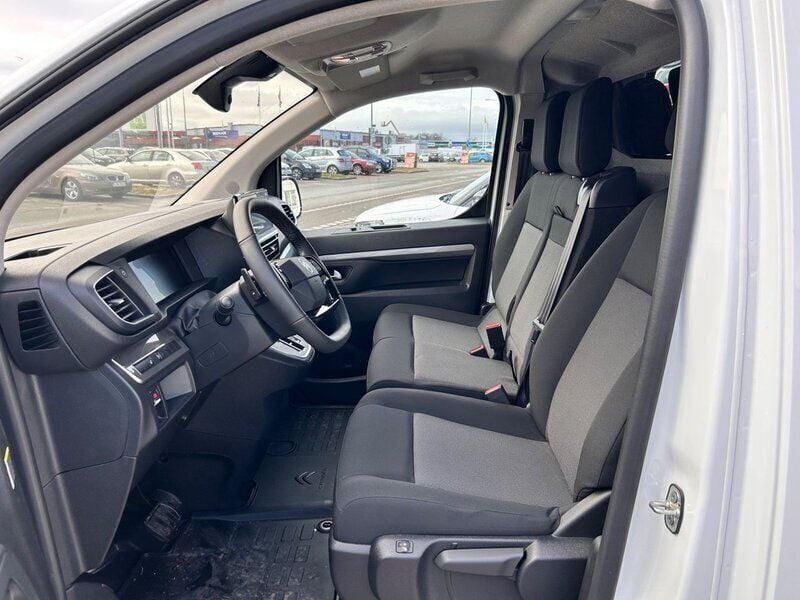 Begagnad Citroën e-Jumpy Business Class 100 kW (136 HK) 2024 Vit Minibuss