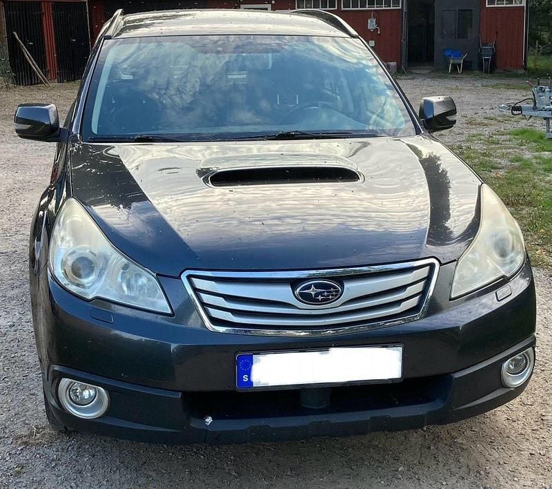 Grå Begagnad 2010 Subaru Outback SUV | 58 000 kr (Marknadspris) - Bild 1/4
