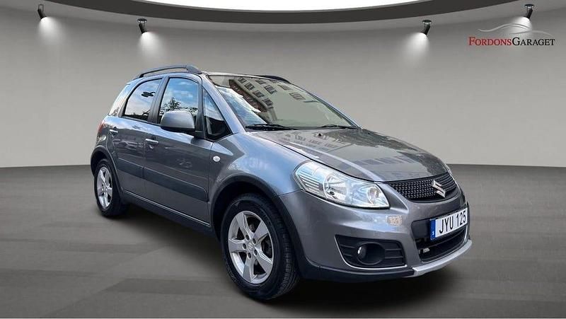 Grå Begagnad 2011 Suzuki SX4 Halvkombi | 64 900 kr (Marknadspris) - Bild 1/4