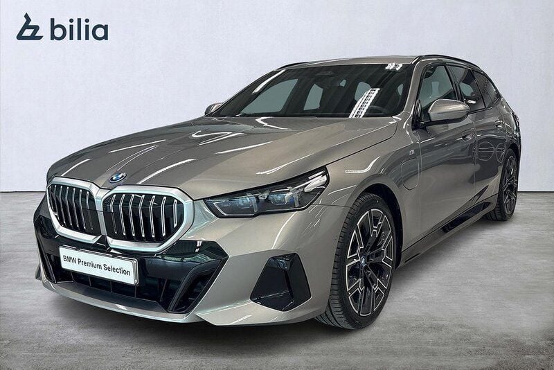 Grå Begagnad 2024 BMW 530e M Sport Kombi | 689 900 kr (Marknadspris) - Bild 1/4