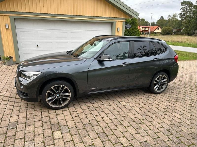 Grå Begagnad 2012 BMW X1 Sport Line SUV | 109 000 kr (Marknadspris) - Bild 1/4