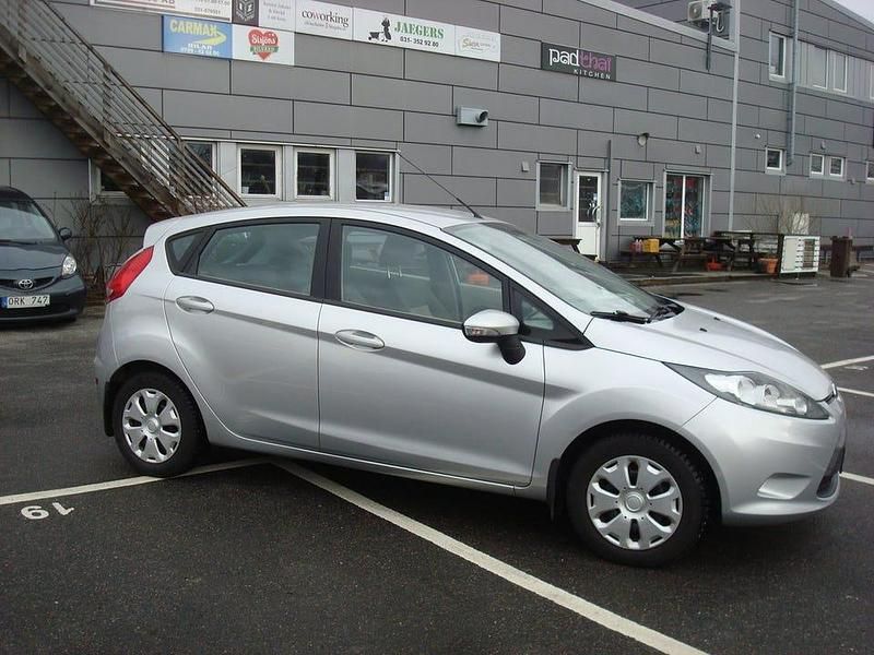 Begagnad Ford Fiesta 70 HK (51 kW) 2013 Grå Halvkombi