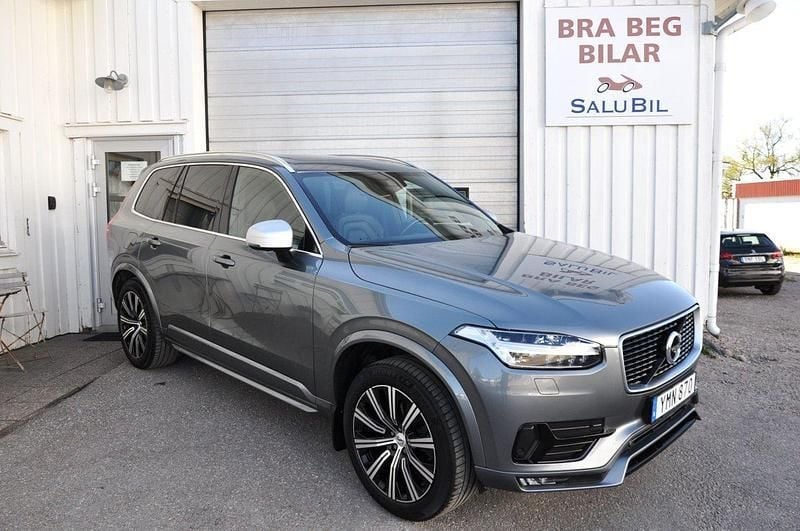 Grå Begagnad 2017 Volvo XC90 R-Design SUV | 419 000 kr (Marknadspris) - Bild 1/4