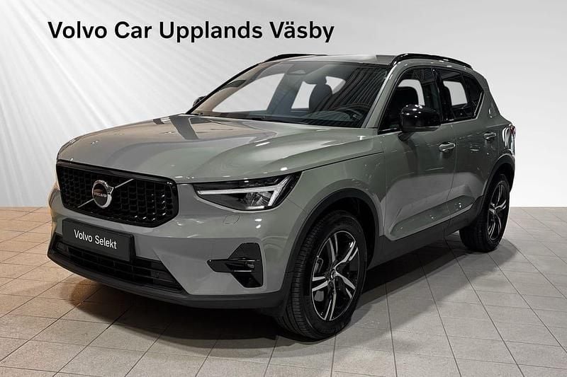 Grön Begagnad 2024 Volvo XC40 Plus SUV | 399 900 kr (Marknadspris) - Bild 1/3