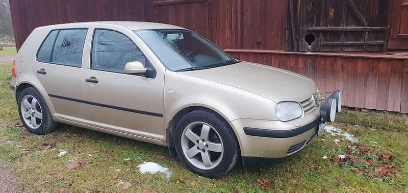Begagnad 2003 VW Golf IV Halvkombi | 2 500 kr (Superpris) - Bild 1/4