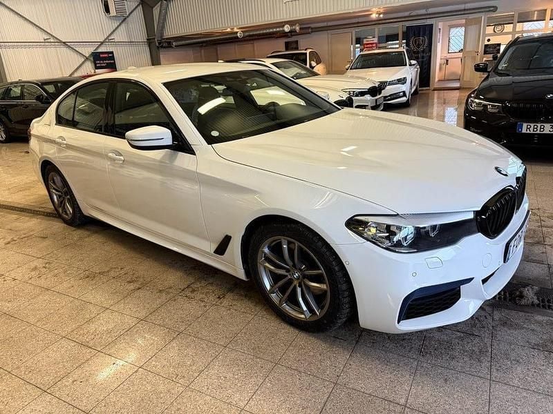 Vit Begagnad 2019 BMW 520 M Sport Sedan | 289 900 kr (Superpris) - Bild 1/4