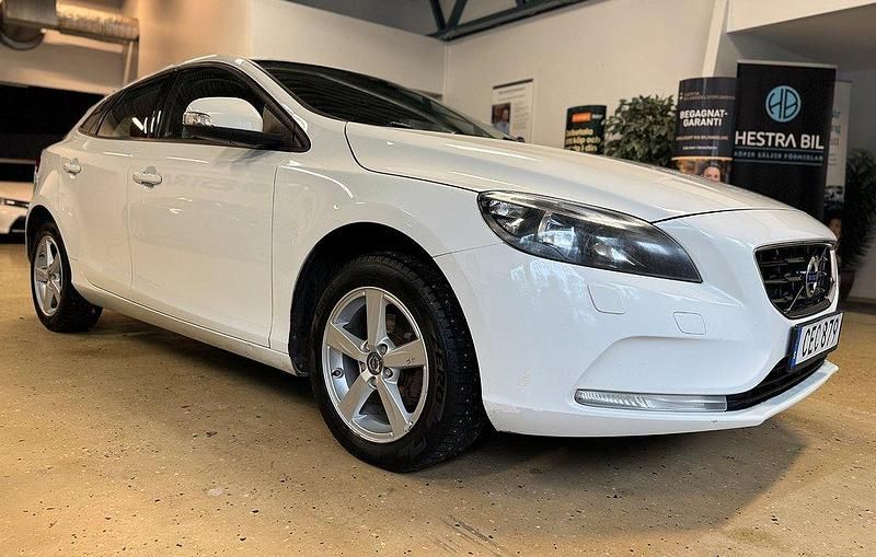 Vit Begagnad 2014 Volvo V40 Kinetic Halvkombi | 79 900 kr (Lite dyr) - Bild 1/4