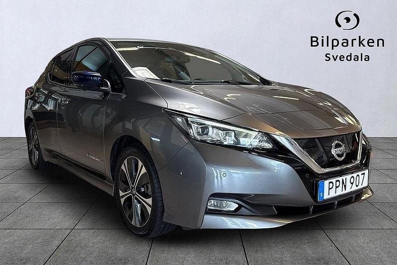 Grå Begagnad 2018 Nissan Leaf 360º Halvkombi | 129 990 kr (Dyr) - Bild 1/4