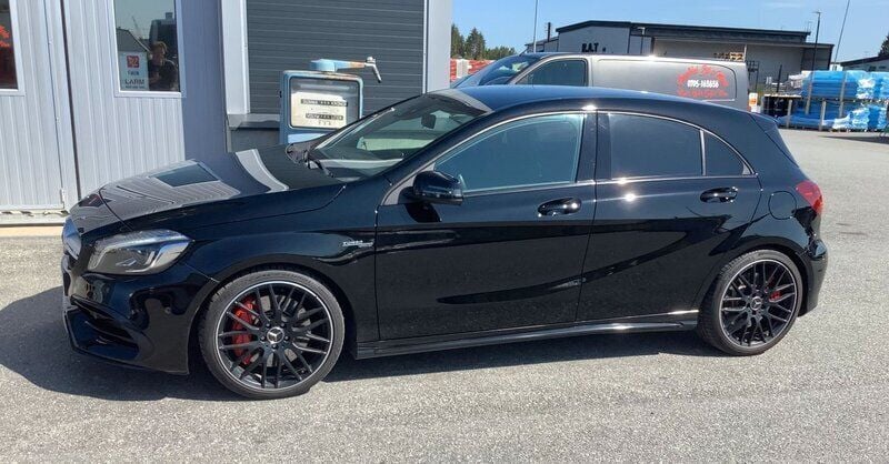Svart Begagnad 2017 Mercedes A45 AMG AMG Halvkombi | 339 000 kr (Marknadspris) - Bild 1/4