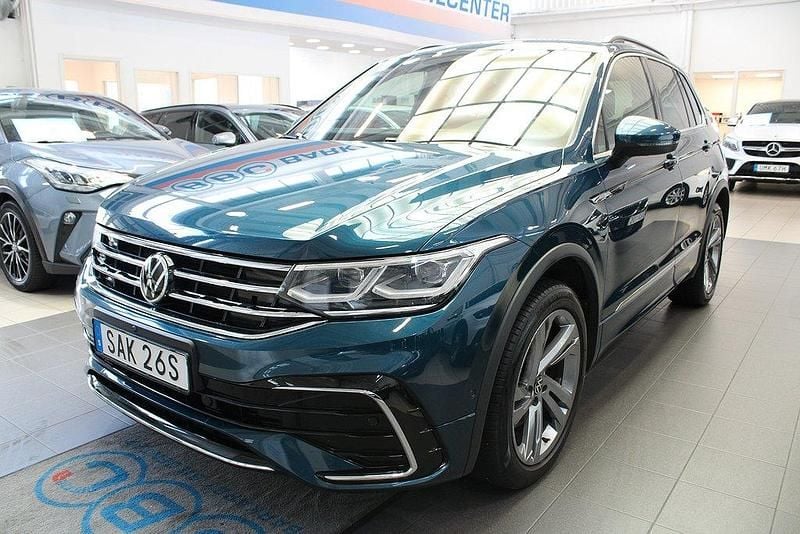Blå Begagnad 2021 VW Tiguan R-line SUV | 369 900 kr (Dyr) - Bild 1/4