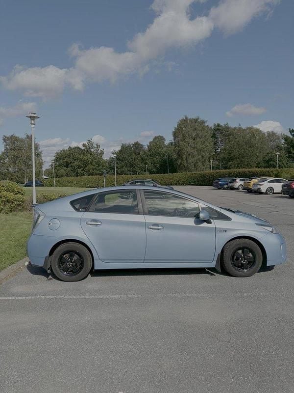 Blå Begagnad 2012 Toyota Prius Plug-in Hybrid Halvkombi | 79 600 kr (Marknadspris) - Bild 1/4