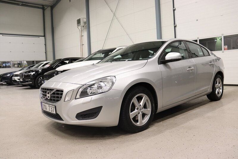 Ljusgrå Begagnad 2010 Volvo S60 Kinetic Sedan | 99 900 kr (Marknadspris) - Bild 1/4