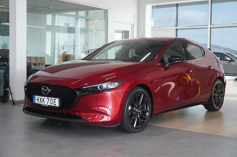Röd Begagnad 2021 Mazda 3 Halvkombi | 234 990 kr (Marknadspris) - Bild 1/4