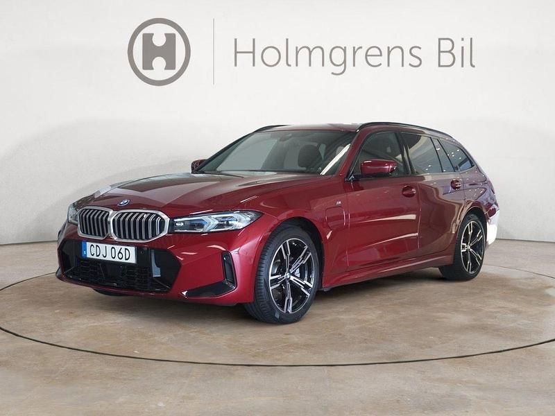 Grå (dravit grå metallic) Begagnad 2024 BMW 330e M Sport Kombi | 549 900 kr (Dyr) - Bild 1/4