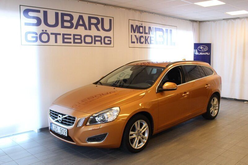 Brun Begagnad 2011 Volvo V60 Momentum Kombi | 114 900 kr (Marknadspris) - Bild 1/4