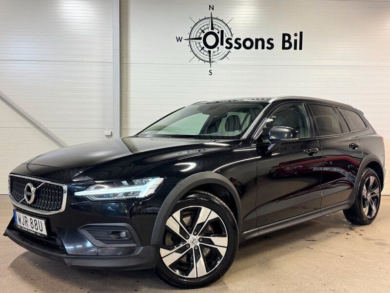 Svart Begagnad 2021 Volvo V60 CC Kombi | 259 800 kr (Marknadspris) - Bild 1/4