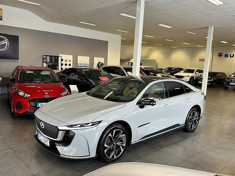 Grå Ny 2025 Mazda 6e Takumi-Line Halvkombi | 464 900 kr (Marknadspris) - Bild 1/4