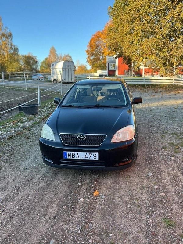 Svart Begagnad 2004 Toyota Corolla Halvkombi | 28 000 kr (Marknadspris) - Bild 1/4