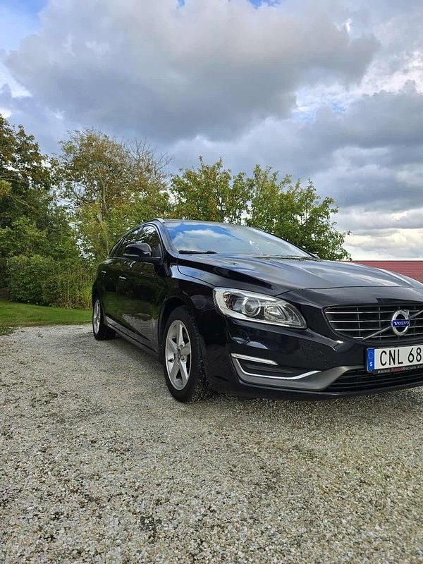 Svart Begagnad 2015 Volvo V60 Summum Kombi | 134 990 kr (Marknadspris) - Bild 1/4
