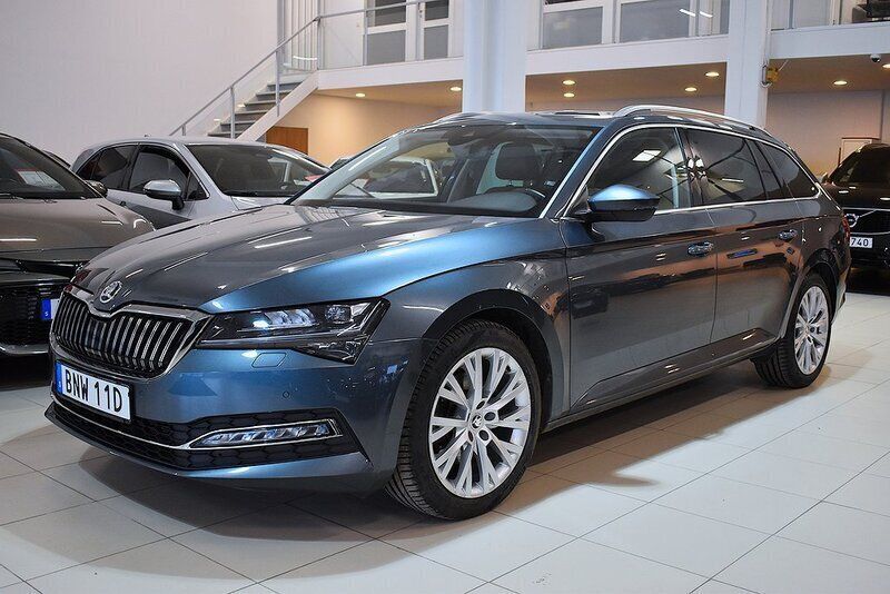 Grå Begagnad 2020 Skoda Superb Business Line Kombi | 359 000 kr (Lite dyr) - Bild 1/4