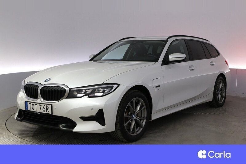 Vit Begagnad 2021 BMW 330e Sport Line Kombi | 299 900 kr (Bra pris) - Bild 1/4