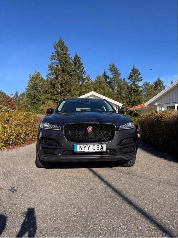 Grå Begagnad 2020 Jaguar F-Pace SUV | 285 000 kr (Marknadspris) - Bild 1/4