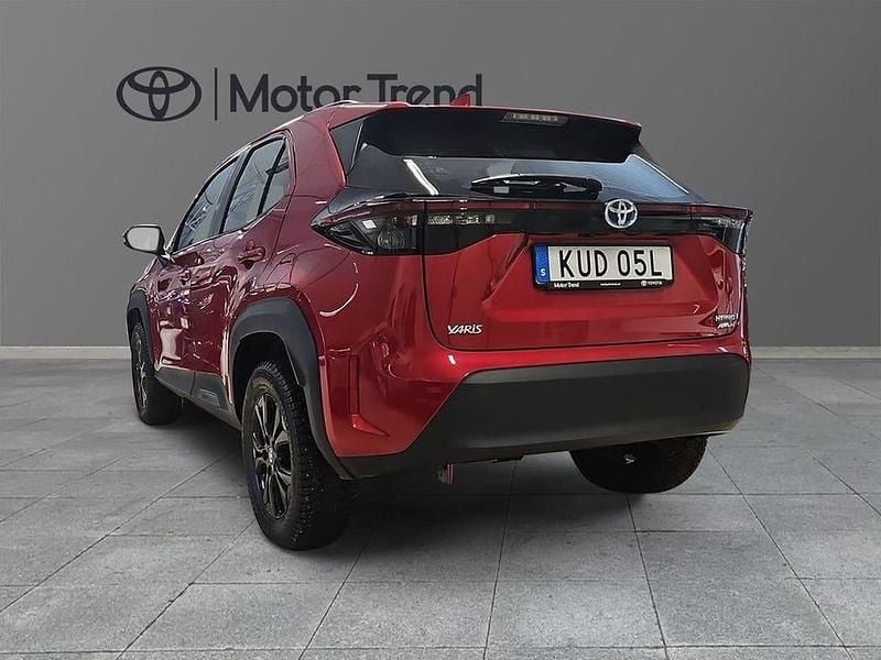 Begagnad Toyota Yaris Hybrid Active 117 HK (86 kW) 2023 Röd