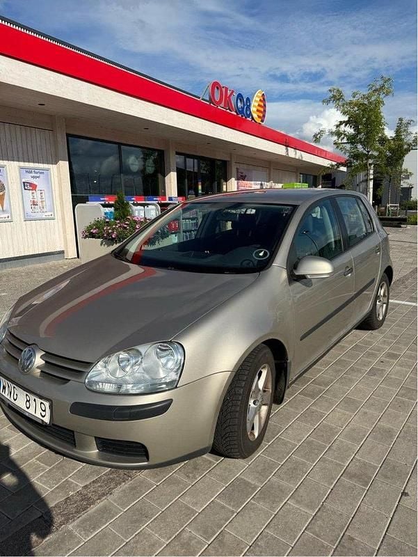 Brun Begagnad 2005 VW Golf IV Comfortline Halvkombi | 48 000 kr (Marknadspris) - Bild 1/4