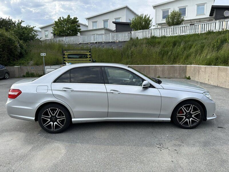 Silver Begagnad 2013 Mercedes E200 Sedan | 99 000 kr (Bra pris) - Bild 1/4