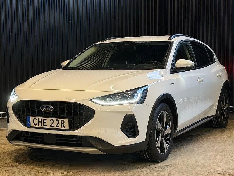 Vit Begagnad 2022 Ford Focus Active Halvkombi | 174 900 kr (Bra pris) - Bild 1/4