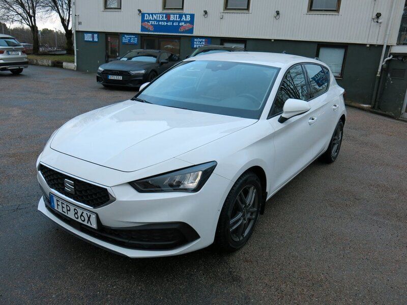 Vit Begagnad 2022 Seat Leon Style Halvkombi | 179 900 kr (Bra pris) - Bild 1/4