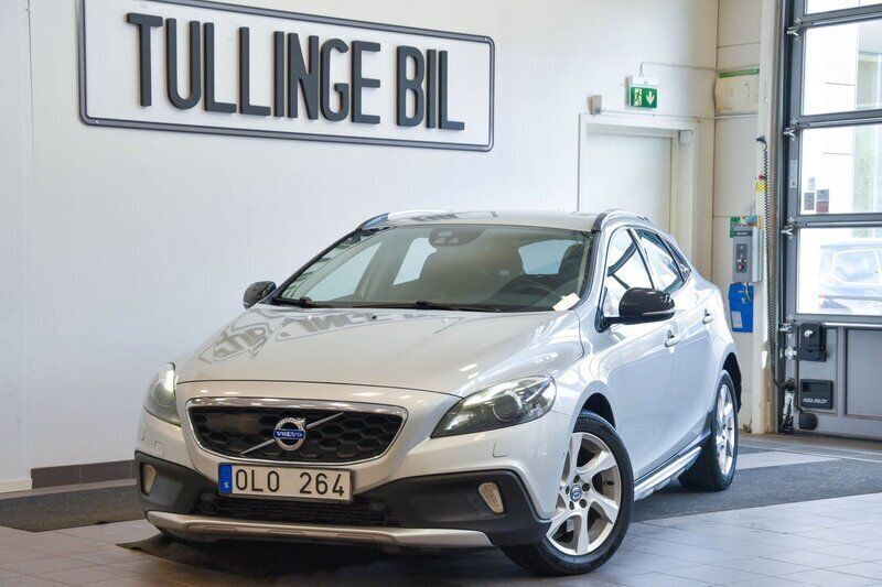 Ljusgrå Begagnad 2012 Volvo V40 CC Summum Kombi | 129 900 kr (Marknadspris) - Bild 1/4