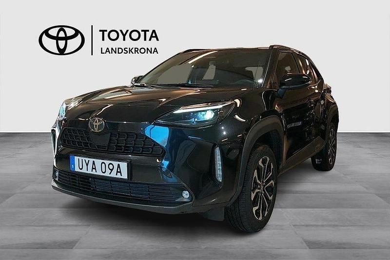 Svart Begagnad 2025 Toyota Yaris Hybrid Active | 304 900 kr (Marknadspris) - Bild 1/4