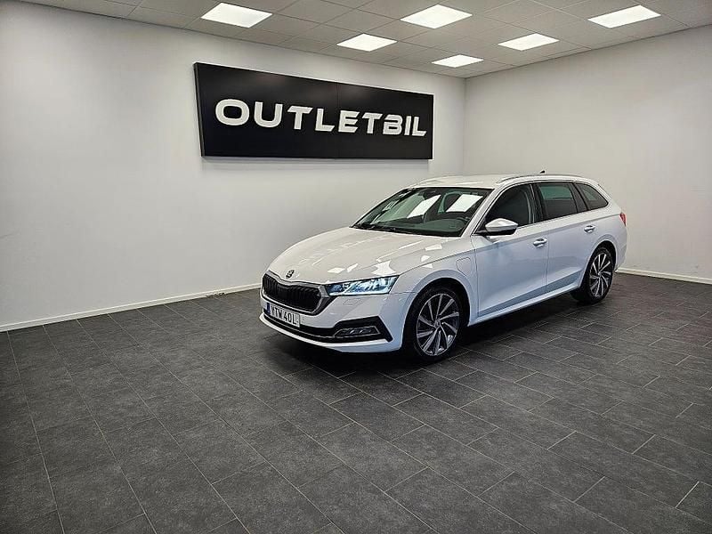 Vit Begagnad 2021 Skoda Octavia Style Kombi | 184 900 kr (Bra pris) - Bild 1/4