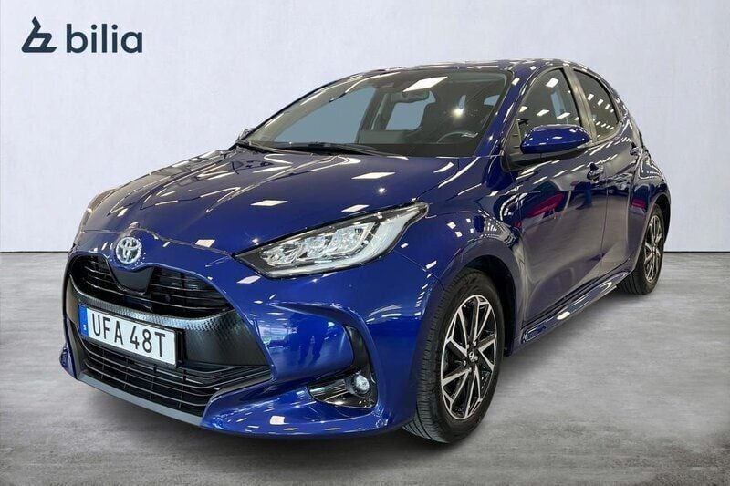 Mörkblå (blå) Begagnad 2021 Toyota Yaris Hybrid Active Halvkombi | 219 900 kr (Marknadspris) - Bild 1/3