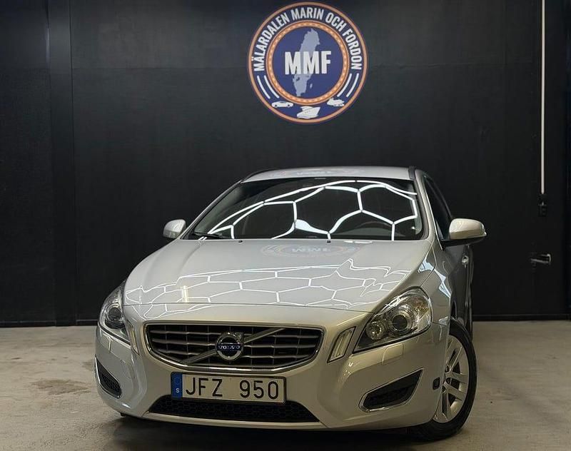 Ljusgrå (grå) Begagnad 2013 Volvo V60 Momentum Kombi | 174 800 kr (Dyr) - Bild 1/4