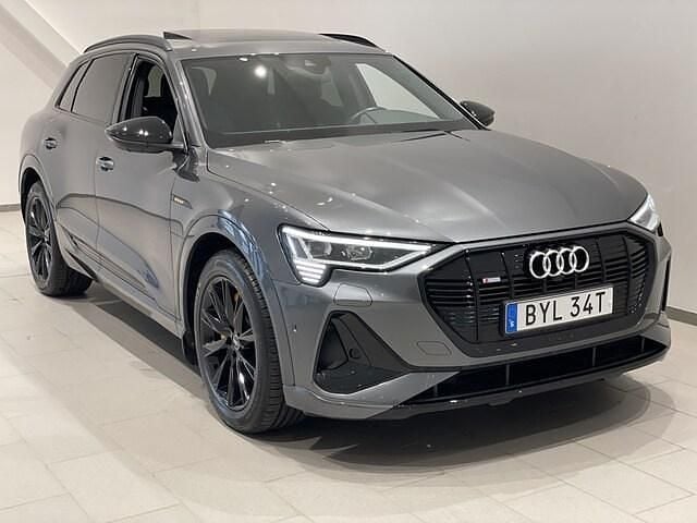 Grå (daytonagrå pärleffekt) Begagnad 2022 Audi e-tron S-Line SUV | 479 000 kr (Marknadspris) - Bild 1/4