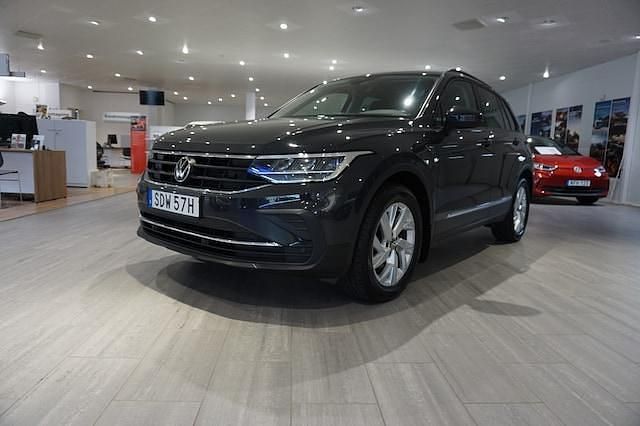 Grå Begagnad 2022 VW Tiguan Life SUV | 284 500 kr (Marknadspris) - Bild 1/4