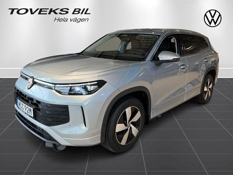 Silver (oyster silver metallic) Ny 2025 VW Tayron Life SUV | 561 300 kr (Lite dyr) - Bild 1/4