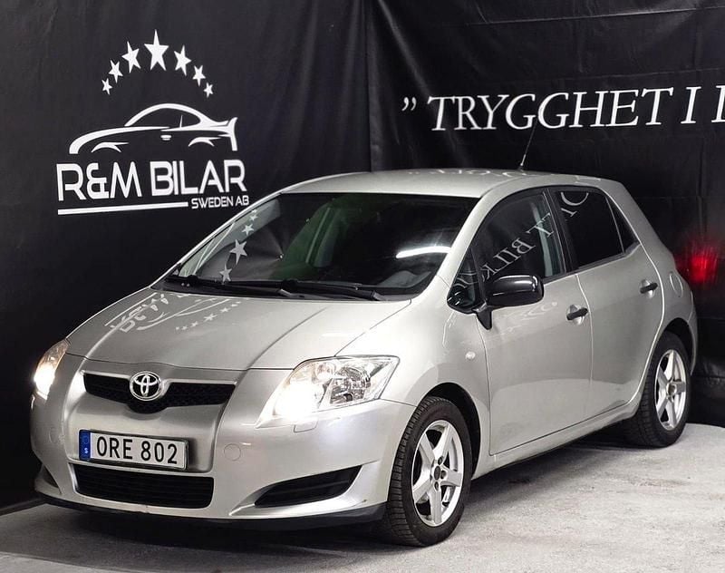 Silver Begagnad 2009 Toyota Auris Halvkombi | 69 800 kr (Marknadspris) - Bild 1/4