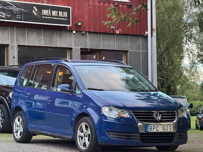 Blå Begagnad 2008 VW Touran Trendline Minibuss | 29 900 kr (Marknadspris) - Bild 1/4