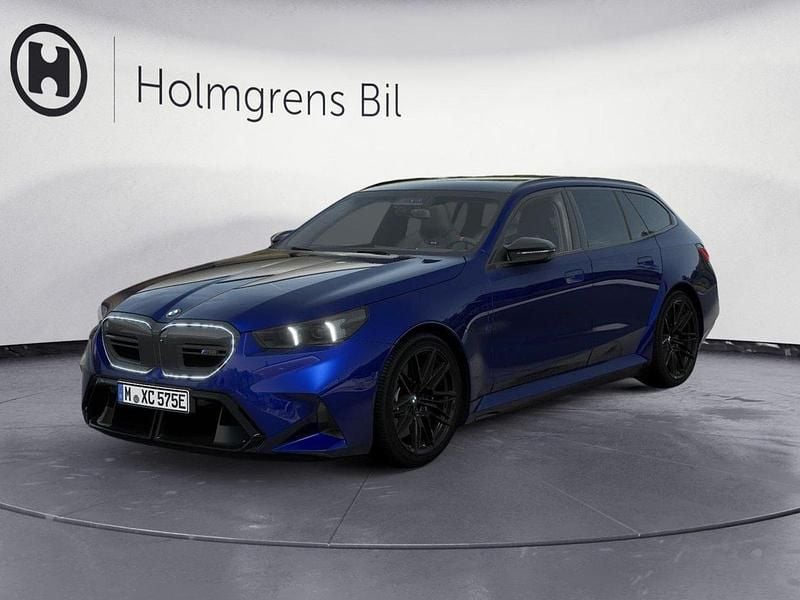 Blå Ny 2025 BMW M5 Comfort Edition Kombi | 1 747 000 kr (Marknadspris) - Bild 1/4